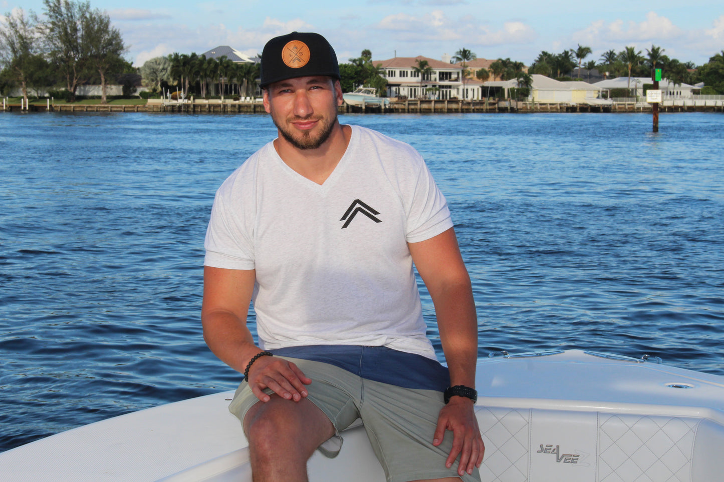 Tuna V-Neck (vintage white)